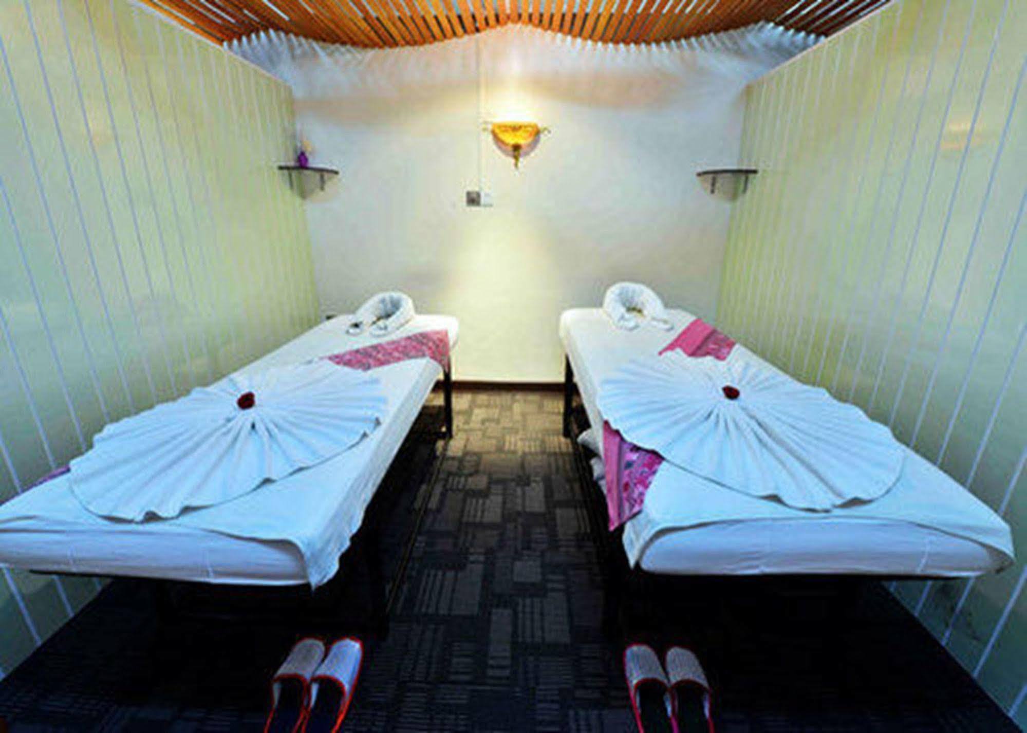 Cherry Hills Hotel Yangon Extérieur photo